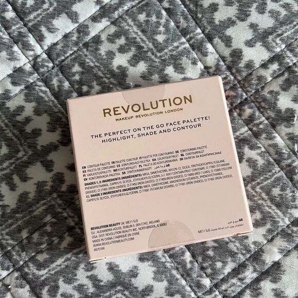 Makeup Revolution London Contour Powder Compact Medium or Light - Picture 2 of 4